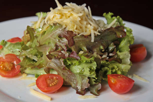 Salada Parrilera tambm faz parte do menu de almoo executivo do Pobre Ruan. Foto: Roberto Ramos/DP/D.A Press